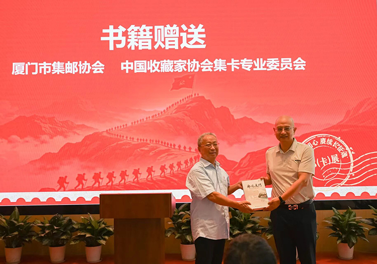 书籍互赠仪式2.jpg