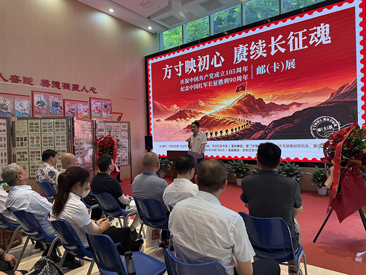 展览吸引集邮和集卡爱好者参加.jpg